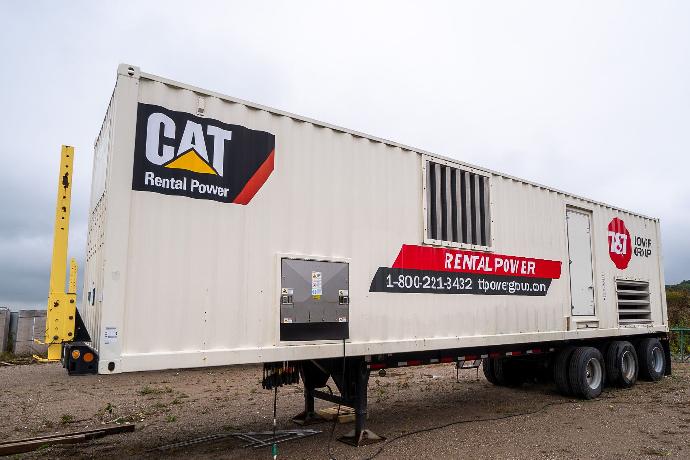 Side view of a CAT XQ2000 trailered generator set with T&T Power Group Branding