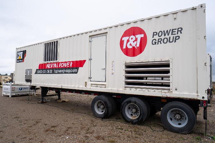 Side view of a CAT XQ2000 trailered generator set with T&T Power Group Branding